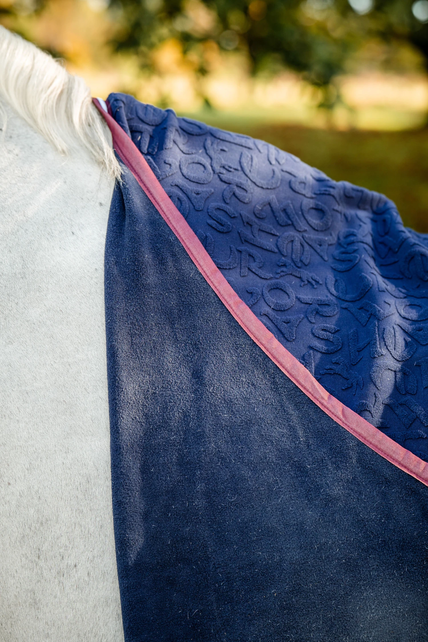 Horseware Embossed Jersey Abschwitzdecke 3 Horseware Embossed Jersey Abschwitzdecke – Bild 3